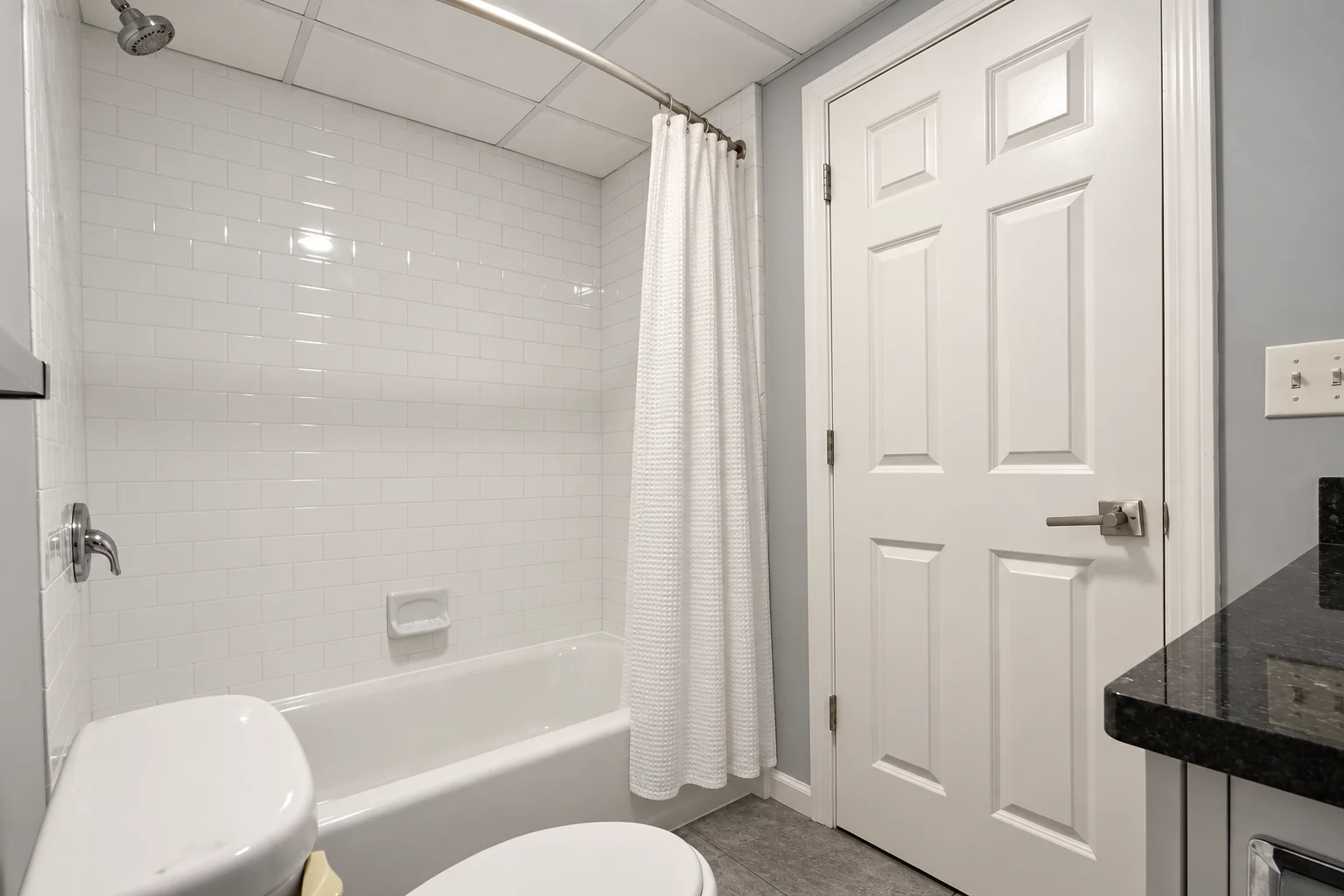One-bedroom apartment: tub and shower