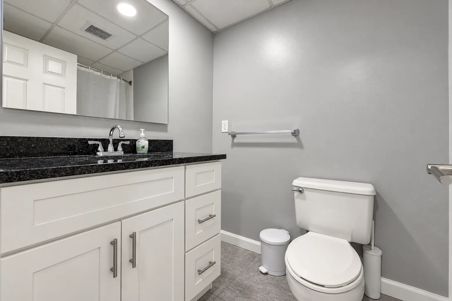 One-bedroom apartment: bathroom vanity