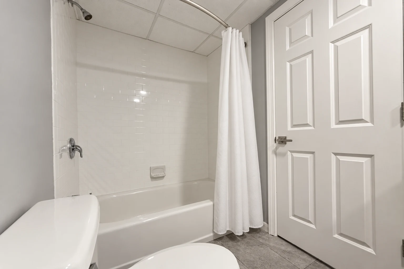 Studio apartment: tub and shower